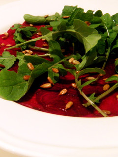 Una foto de Carpaccio de remolacha con aceite de argán