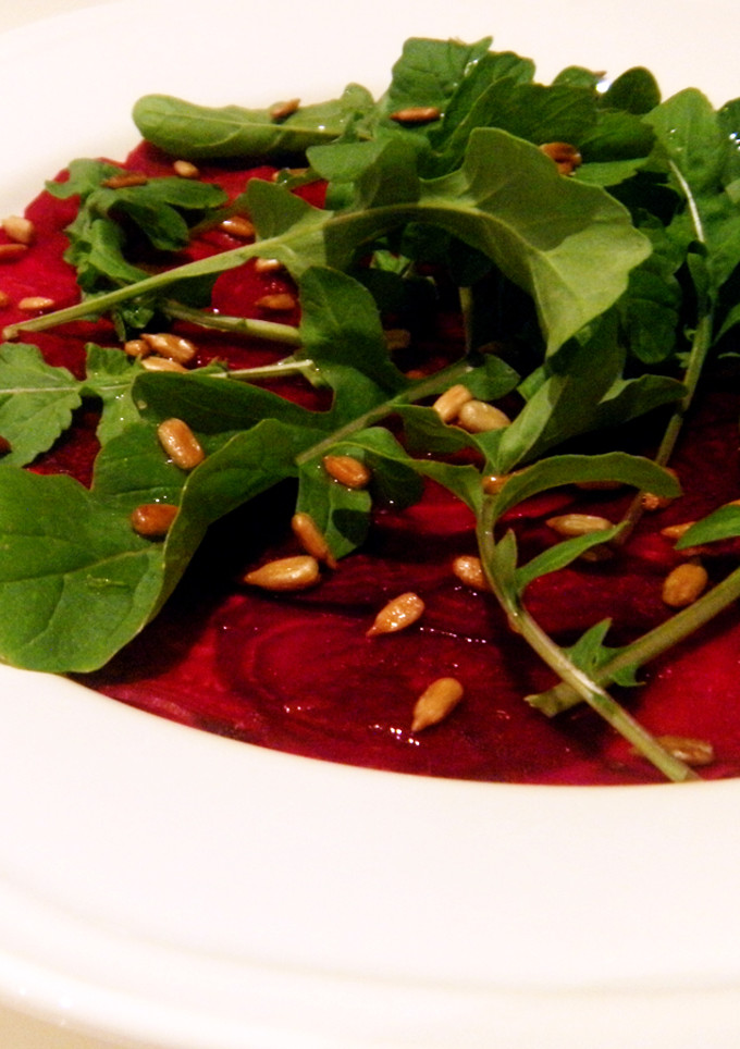 Una foto de Carpaccio de remolacha con aceite de argán