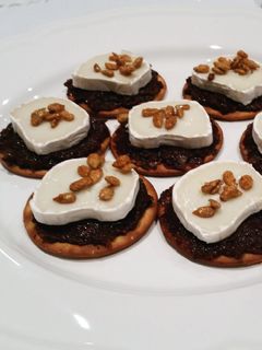 Una foto de Canapés de tapenade de higos con queso de cabra