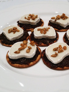 Una foto de Canapés de tapenade de higos con queso de cabra
