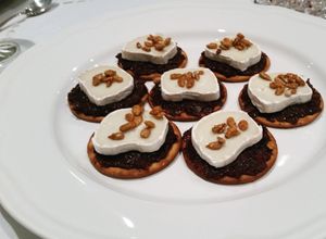 Una foto de Canapés de tapenade de higos con queso de cabra