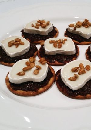 Una foto de Canapés de tapenade de higos con queso de cabra