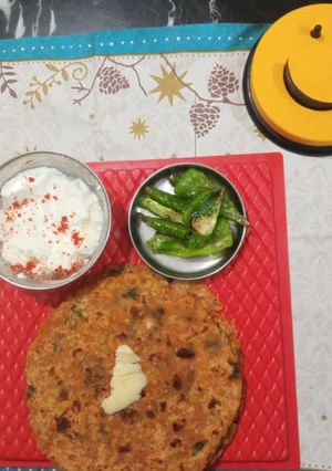 આલુ પરોઠા (Aloo Paratha Recipe In Gujarati) રેસીપી મુખ્ય ફોટો