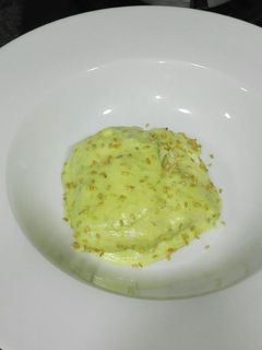 Una foto de Lomos de merluza con crema de espárragos y patata
