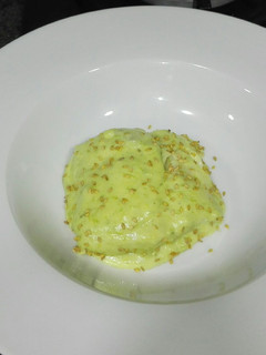 Una foto de Lomos de merluza con crema de espárragos y patata