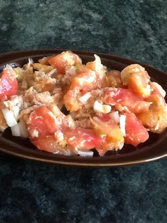 Una foto de Ensalada sencilla de tomates Raff