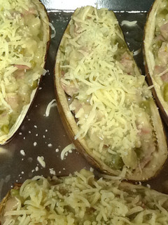 Una foto de Berenjenas rellenas con pimientos y bacon