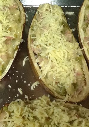 Una foto de Berenjenas rellenas con pimientos y bacon