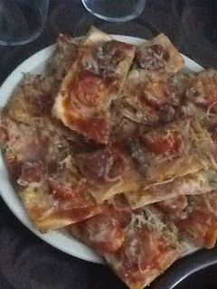 Una foto de Pizza de tomates y anchoas