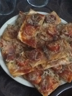 Una foto de Pizza de tomates y anchoas
