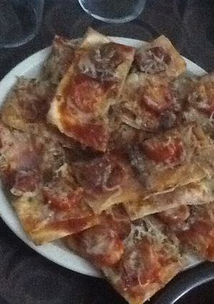 Una foto de Pizza de tomates y anchoas