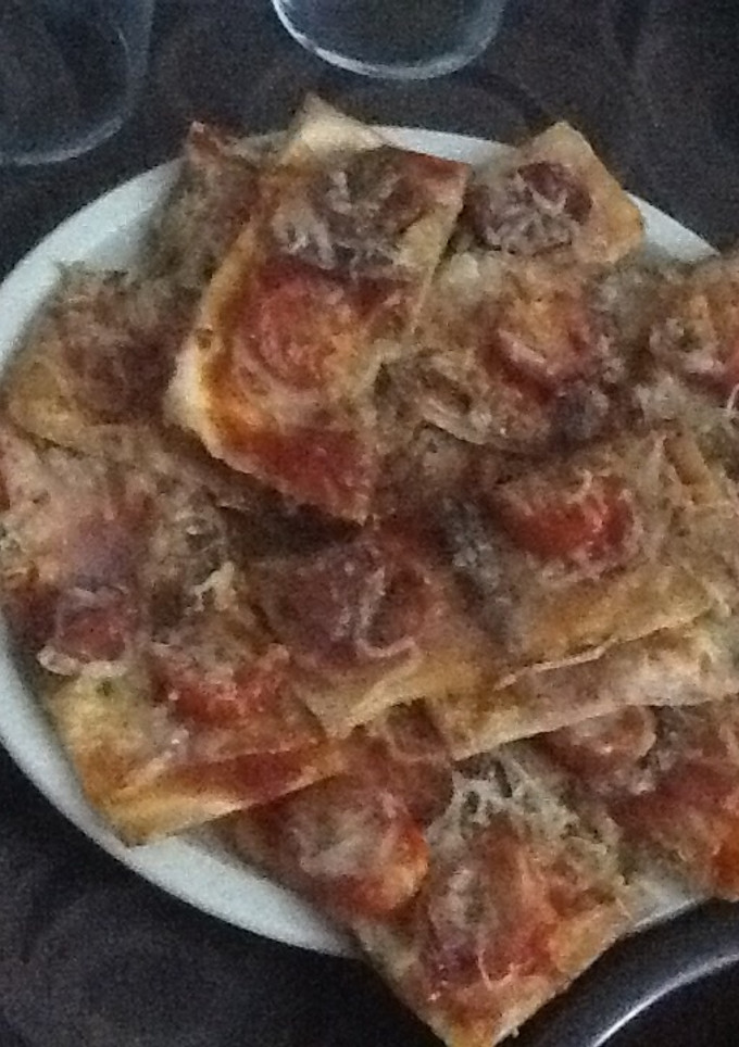 Una foto de Pizza de tomates y anchoas