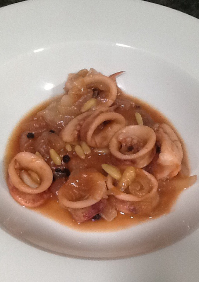 Una foto de Calamares de playa encebollados