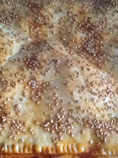 Una foto de Empanada de gulas y huevo duro