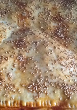 Una foto de Empanada de gulas y huevo duro