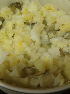Una foto de Ensalada fría de patata y pepinillos