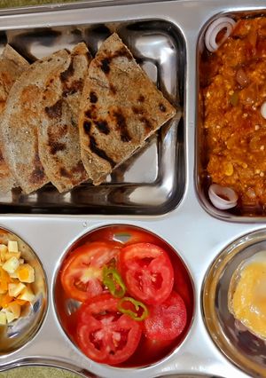 ઓળો- રોટલો (Olo & Rotlo Recipe In Gujarati) રેસીપી મુખ્ય ફોટો