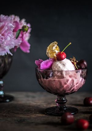 Zdjęcie przepisu Domowe lody truskawkowo-czereśniowe.