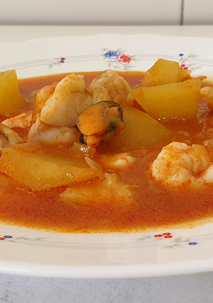 Una foto de Guiso de rape y langostinos