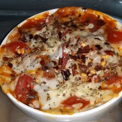 Tomato garlic bowl pizza A picture of Tomato garlic bowl pizza.