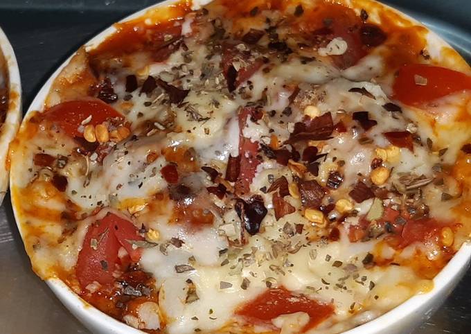 Tomato garlic bowl pizza