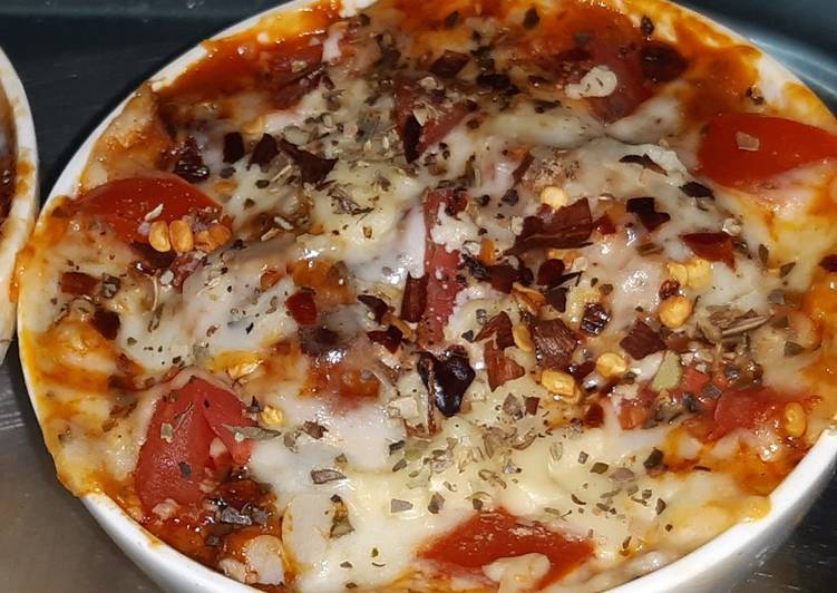 Tomato garlic bowl pizza