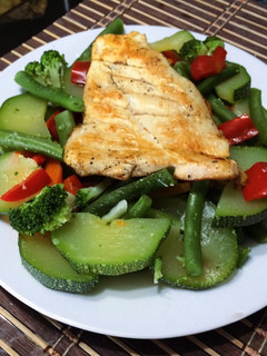 Una foto de Pollo a la plancha con verduras