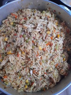 Una foto de Arroz de pollo con verduras