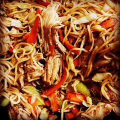 A picture of Thin noodles Chicken Chowmein.