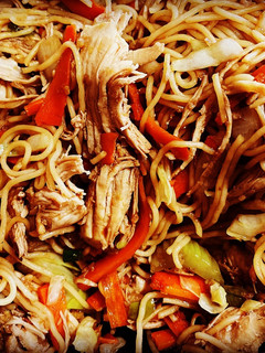 A picture of Thin noodles Chicken Chowmein.