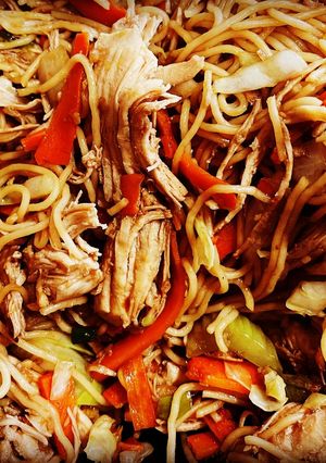 A picture of Thin noodles Chicken Chowmein.