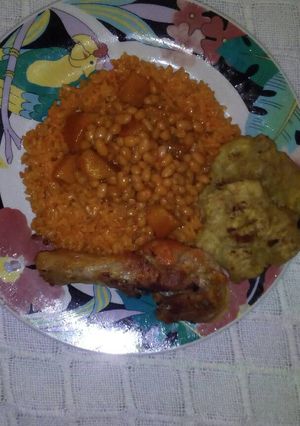 Una foto de Habichuelas blancas con arroz colorado