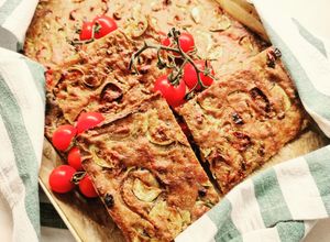 Foto di IBS #3 - Schiacciata di farro con zucchine, cipolle e peperoni