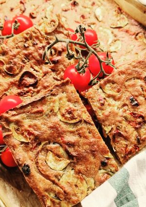 Foto di IBS #3 - Schiacciata di farro con zucchine, cipolle e peperoni