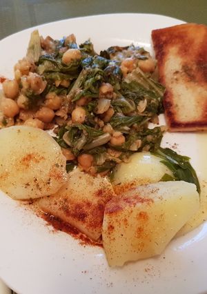 Una foto de Garbanzos con espinacas