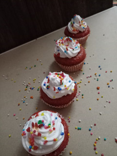 રેડ વેલવેટ કપકેક (Red Velvet Cupcake Recipe In Gujarati) રેસીપી મુખ્ય ફોટો