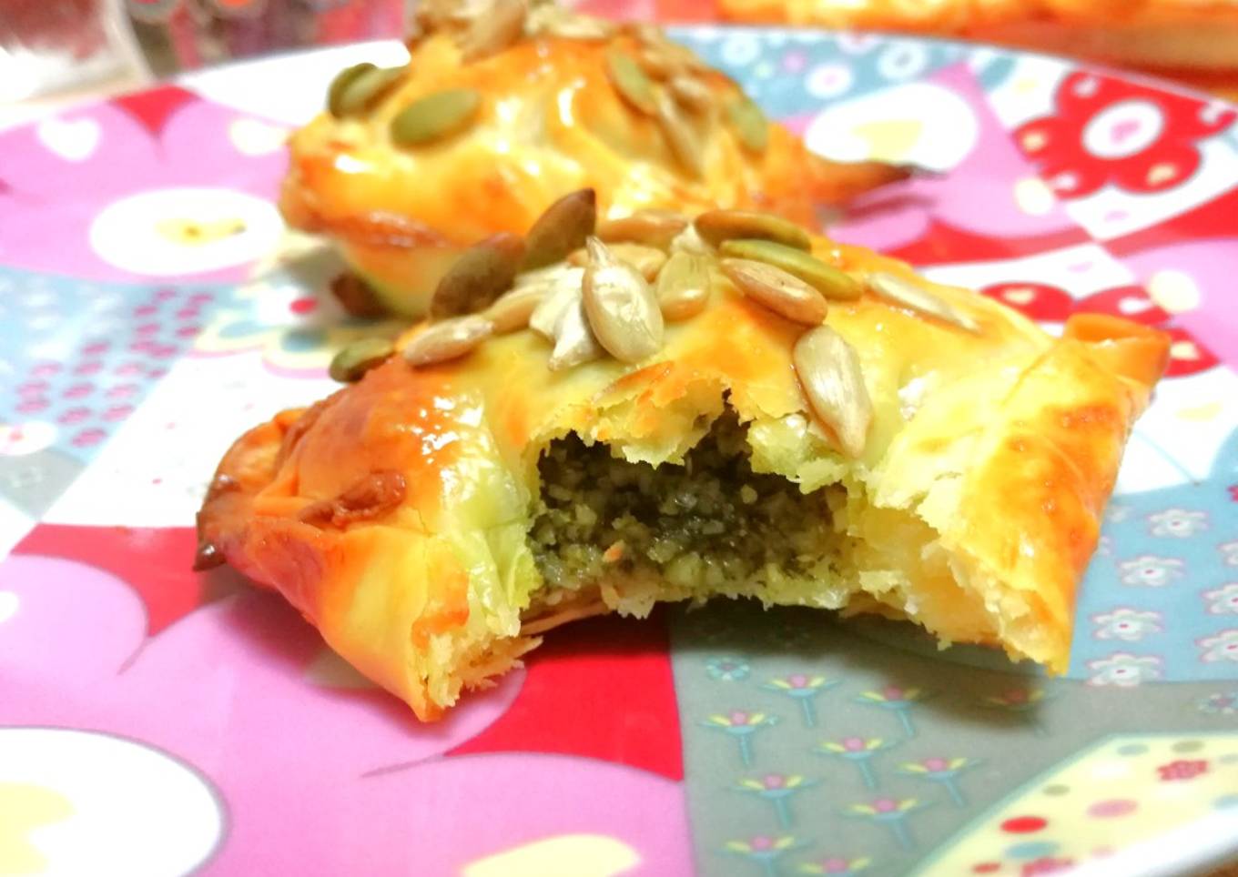 Empanadillas de queso emmental y salsa pesto