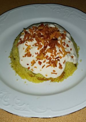Una foto de Cuscús con pollo y guisantes, y una sorprendente salsa