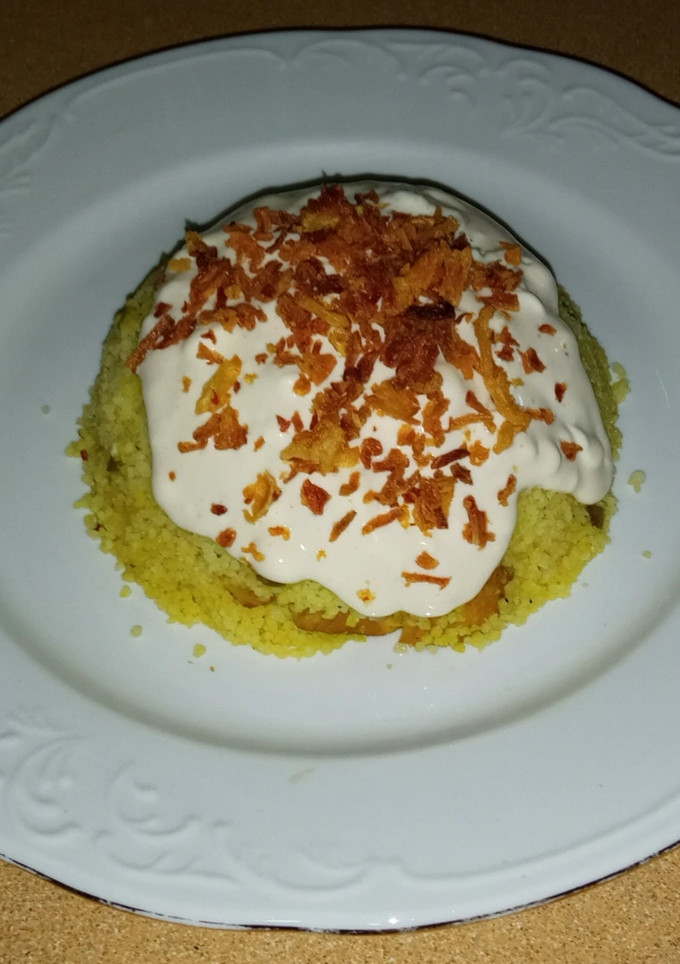 Una foto de Cuscús con pollo y guisantes, y una sorprendente salsa