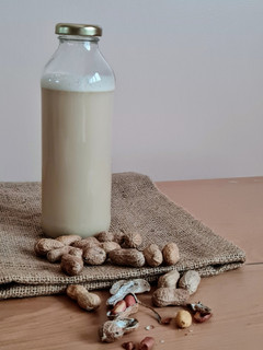 Una foto de "Leche" de maní 🥜 Bebida vegetal de maní, súper express 🥜 en un minuto, ¡literal! 🥜