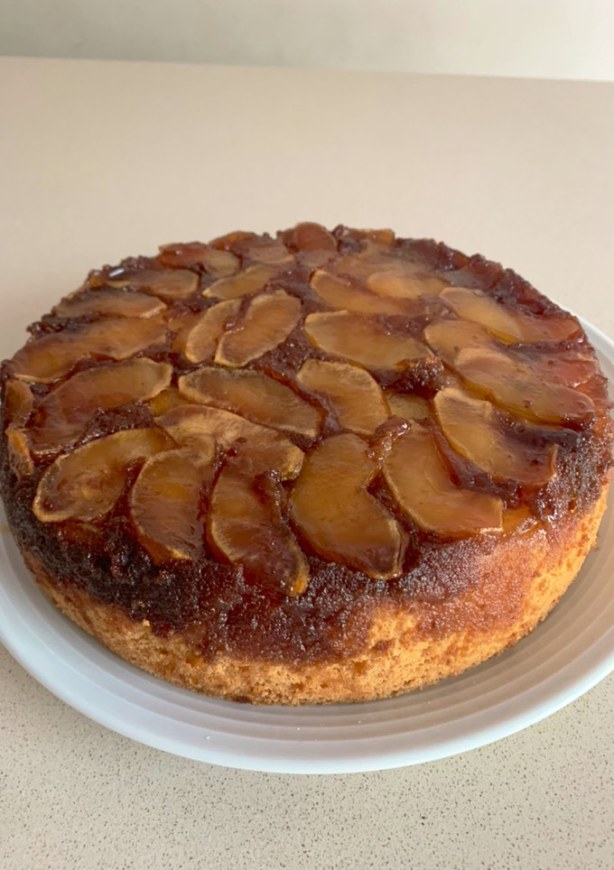 Una foto de Torta invertida de manzana 🍏