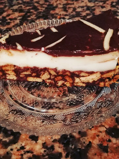 Una foto de Tarta de crema de chocolate blanco y la ganache