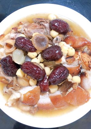Hình của món Chân giò hầm táo đỏ.