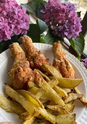 Una foto de Pollo crujiente con papas fritas 🥵