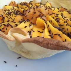 Una foto de Canasta de crema pastelera y fruta