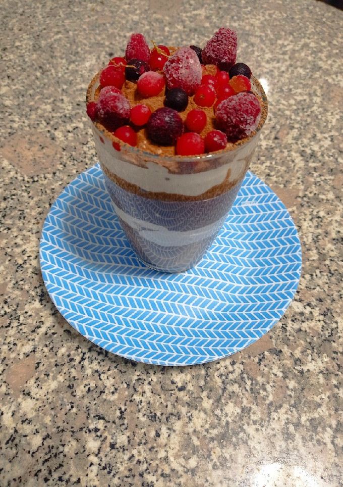 Una foto de Tiramisú vegano 🥥 con avena y chía 🫙