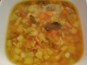 Una foto de sopa de verduras con champiñones