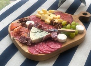 Una foto de 🍻 Tabla de fiambres para disfrutar 🍻 (con una cervecita helada!)
