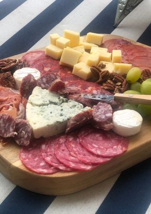 Una foto de 🍻 Tabla de fiambres para disfrutar 🍻 (con una cervecita helada!)