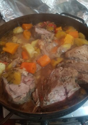 Una foto de Bondiola de cerdo a la cerveza con verduras